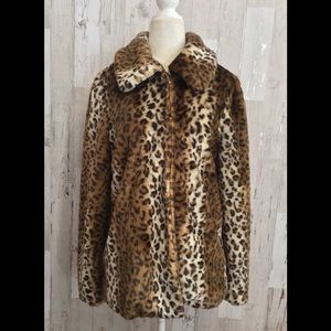 Leopard Button Up Coat w/ hot Pink lining 🐆